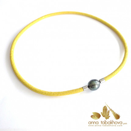 4 mm Yellow Stingray Necklace with a Tahiti pearl clasp (sold separatly)