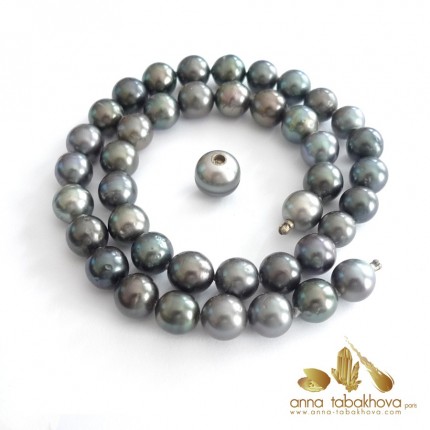 BLACK TAHITI pearl necklace with a clasp in a pearl